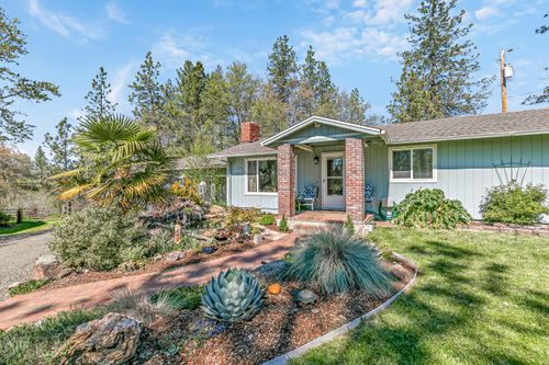 912 Mountain View Dr, Eagle Point, OR, 97524-5617 | Card Image