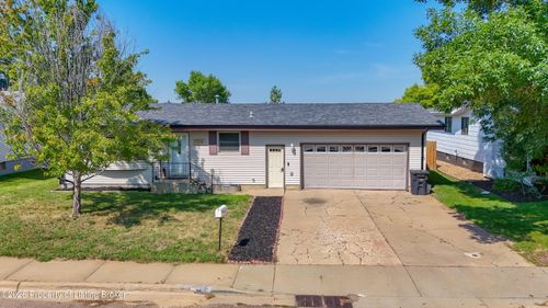 1538 13th St W, Dickinson, ND, 58601-3548 | Card Image
