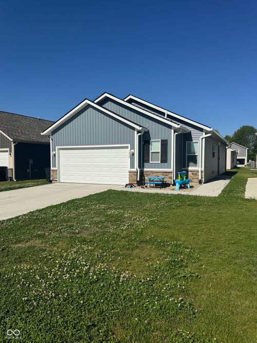 1430 Wigwam Ln, Martinsville, IN, 46151-6492 | Card Image