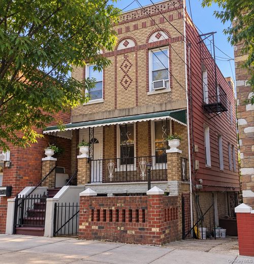 932 E 217th St, Bronx, NY, 10469-1004 | Card Image