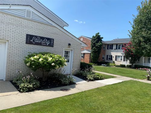 409 Kensington Ln, Bethpage, NY, 11714-4527 | Card Image