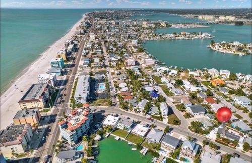 w-200 140th Ave E, MADEIRA BEACH, FL, 33708-2207 | Card Image