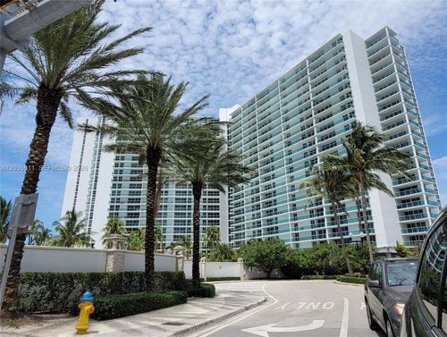 226-100 Bayview Dr, Sunny Isles Beach, FL, 33160-5319 | Card Image