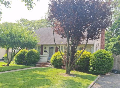 11 Parkwood Rd, Westbury, NY, 11590-1505 | Card Image