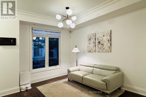 15-7 Oakburn Cres, North York, ON, M2N2T5 | Card Image