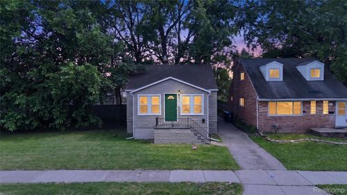 8512 Fisher Ave, Warren, MI, 48089-3077 | Card Image
