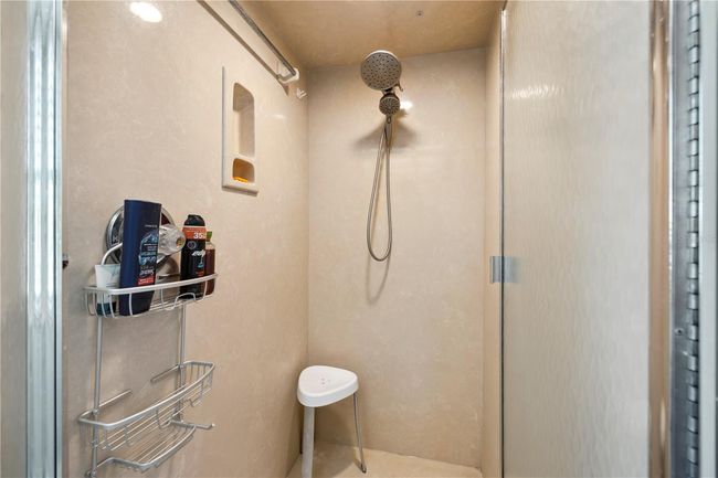 Upstairs Bathroom | Image 25
