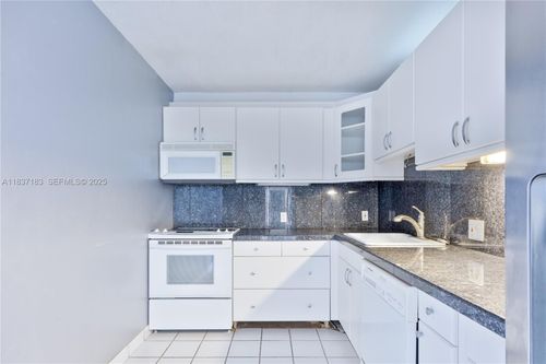 apt-2636-20379 W Country Club Dr, Aventura, FL, 33180-4303 | Card Image