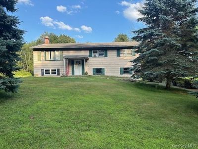 Split foyer home with a front yard | Image 1