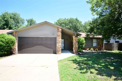 1717 Desert Palm Ave, Broken Arrow, OK, 74012-1202 | Card Image