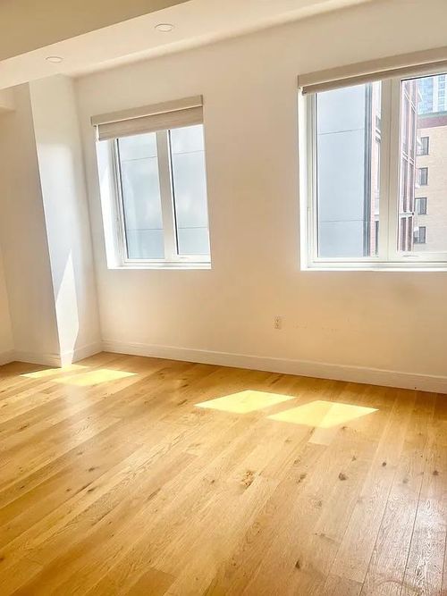 4j-24 Queens Plz S, Long Island City, NY, 11101-4602 | Card Image
