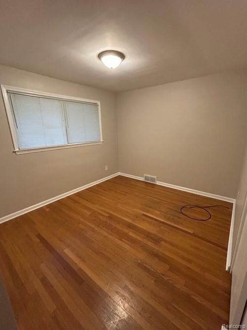 20202 Hunt Club Dr, Harper Woods, MI, 48225-1738 | Card Image