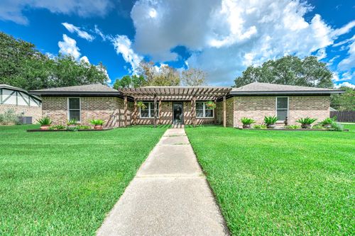 63 E County Road 136, Alvin, TX, 77511-1582 | Card Image