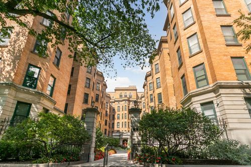 c316-550 W Surf St, Chicago, IL, 60657-6036 | Card Image