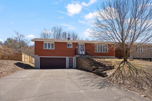 35 Harris Crescent, Whitewater Region, ON, K0J1C0 | Card Image