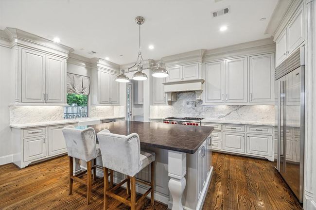 8304 Maple Ct, House other with 5 bedrooms, 5 bathrooms and 2 parking in Bellaire TX | Image 7