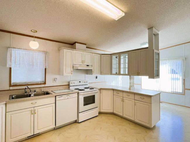 1307 9 Avenue S, Home with 3 bedrooms, 2 bathrooms and 3 parking in Lethbridge AB | Image 9