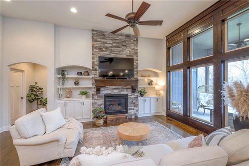 1537 Woodland Rd, Greenwood, MO, 64034-8978 | Card Image