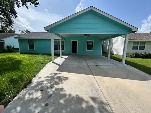 205 Brown St, Edna, TX, 77957-2102 | Card Image