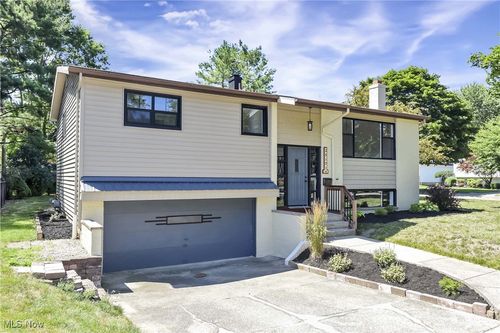 25171 Antler Dr, North Olmsted, OH, 44070-1210 | Card Image