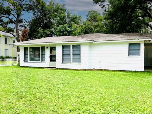 528 E Milam St, La Grange, TX, 78945-2818 | Card Image