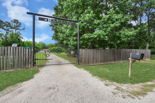 585 County Road 3796, Cleveland, TX, 77328-5262 | Card Image