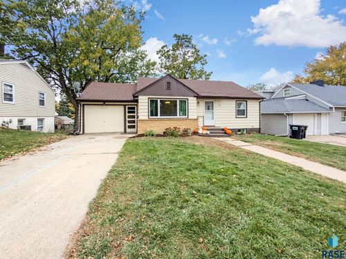 825 E Willow Leaf St, Sioux Falls, SD, 57110 | Card Image