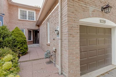 1039 Runnymead Cres, Home with 3 bedrooms, 3 bathrooms and 3 parking in Oakville ON | Image 2