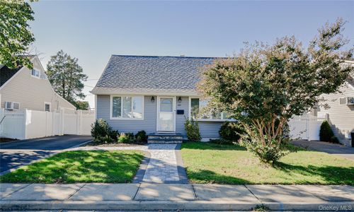 60 Vincent Road, Oyster Bay, NY, 11801 | Card Image