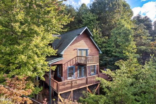 1204 Honeysuckle Ln, Sevierville, TN, 37876-8929 | Card Image
