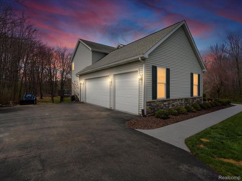 1657 White Cliff Dr, Howell, MI, 48843-8187 | Card Image