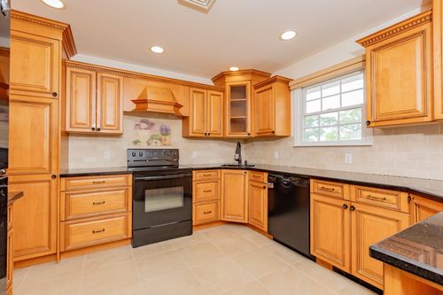 520 Hyman Ave, West Islip, NY, 11795-3706 | Card Image