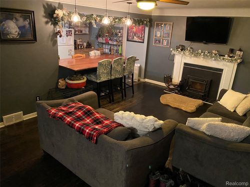 22050 Mauer St, Saint Clair Shores, MI, 48080-3545 | Card Image