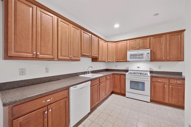 20 - 28 Winhaven Ct, Condo with 2 bedrooms, 3 bathrooms and 2 parking in Highland Fls NY | Image 5