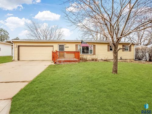 2105 E Sylvan Cir, Brandon, SD, 57005-1511 | Card Image