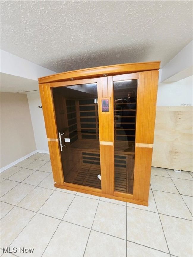 Relaxing sauna / steam room with tile patterned flooring | Image 23