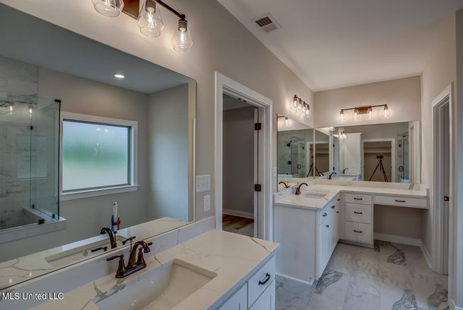 Primary Bathroom | Image 8