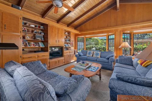 2321 Vallecitos, La Jolla, CA, 92037-3144 | Card Image