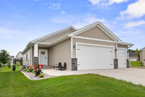 1332 Southfork Dr Se, Hutchinson, MN, 55350-5026 | Card Image