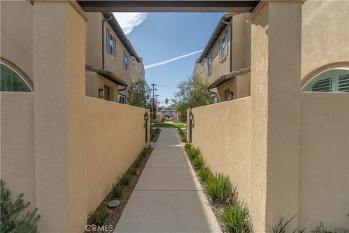17941 Olivia Ln, Huntington Beach, CA, 92646-1525 | Card Image