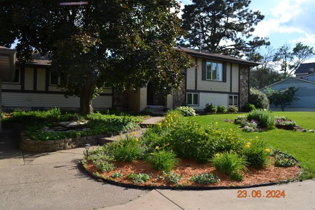 Well maintained front yard landscaping | Image 56
