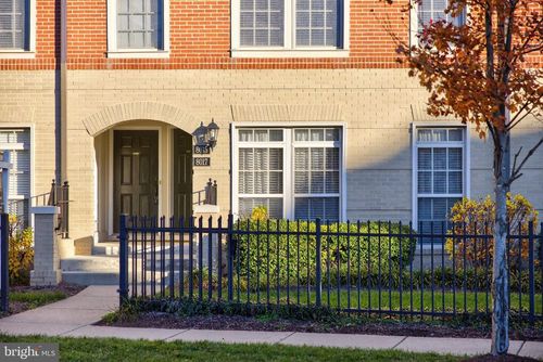 8015 Crescent Park Dr, GAINESVILLE, VA, 20155-1565 | Card Image