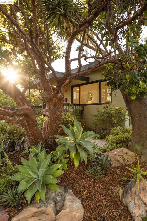 1250 Ocean Ave, Emeryville, CA, 94608-1147 | Card Image