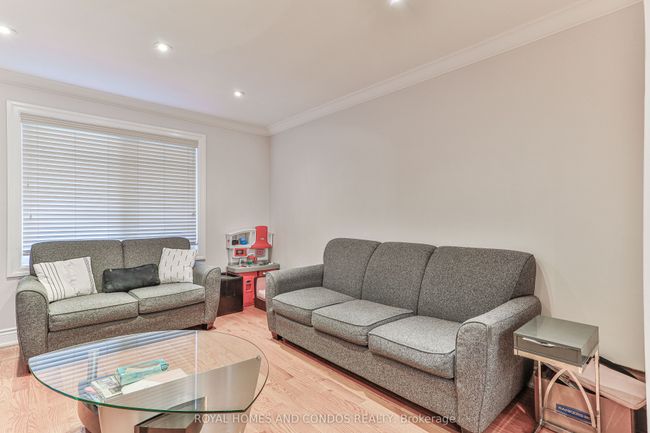 1075 Glengrove Ave, House other with 4 bedrooms, 3 bathrooms and 4 parking in North York ON | Image 5