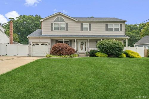 89 Floyd St, Babylon, NY, 11703-1808 | Card Image