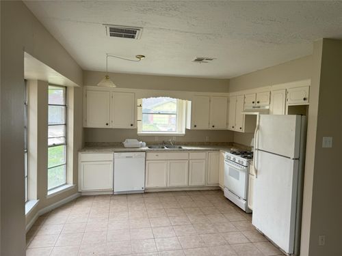 4907 Redfish Reef Dr, Bacliff, TX, 77518-2406 | Card Image