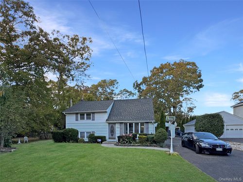 881 Union St, Bohemia, NY, 11716-2129 | Card Image