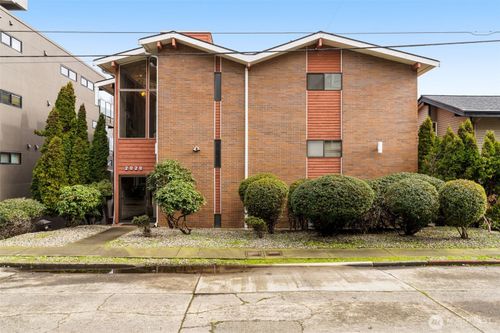 apt-202-2028 Waverly Pl N, Seattle, WA, 98109-2748 | Card Image