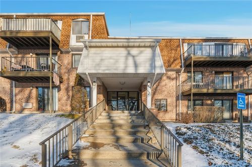 a311-752 Quaker Ln, East Greenwich, RI, 02818-1661 | Card Image