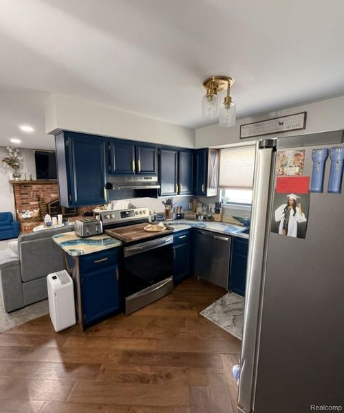 15195 La Grande Plz, Warren, MI, 48088-3962 | Card Image